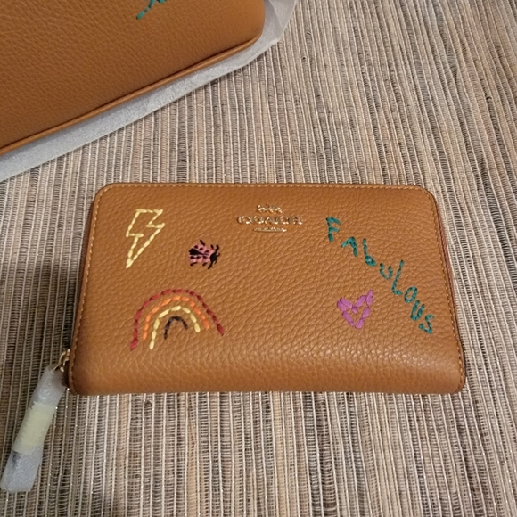Coach Medium zip wallet Embroidery Collection - Picture 3 of 9